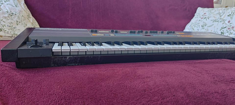 Roland Juno 106 de segunda mano · Foto 6 de 10 · Bizkaia · 1700 €