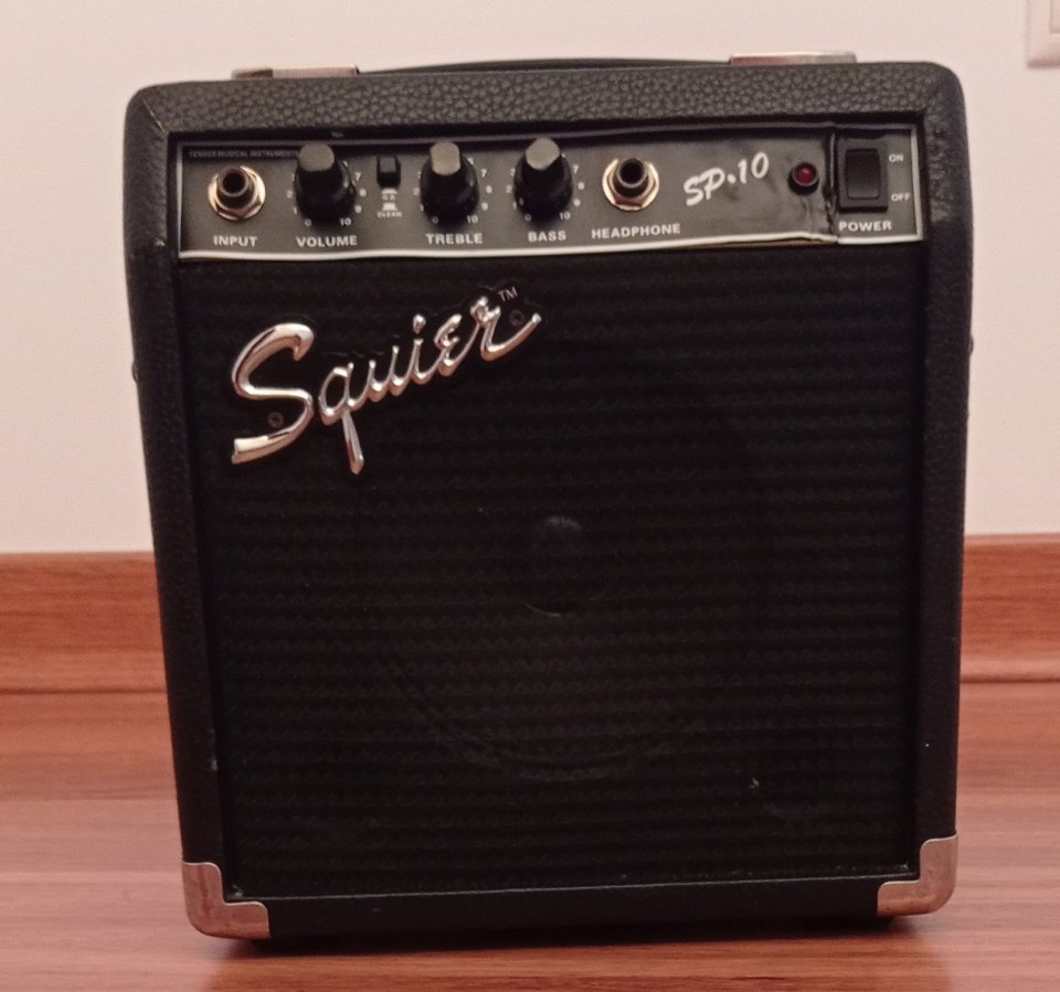 Amplificador guitarra eléctrica Squier 10 w de segunda mano · Foto 1 de 4 · Cuenca · 30 €