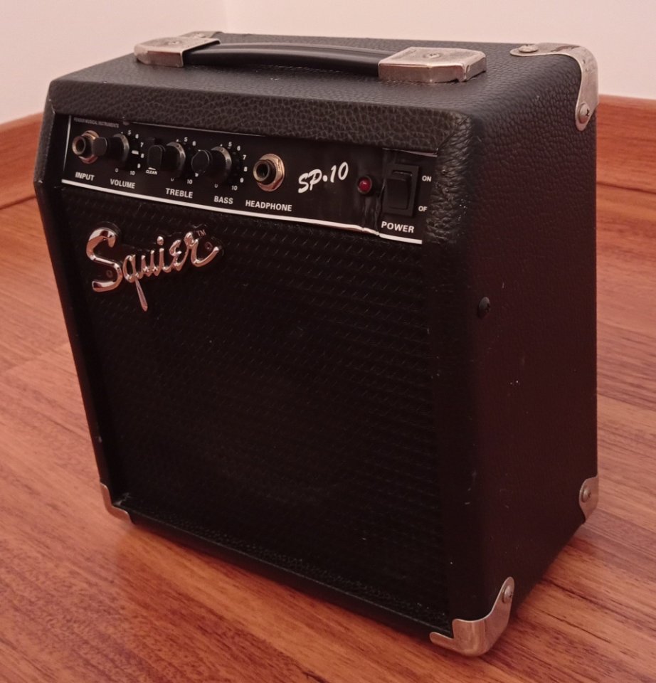 Amplificador guitarra eléctrica Squier 10 w de segunda mano · Foto 2 de 4 · Cuenca · 30 €