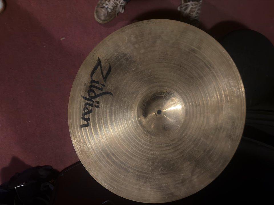 Plato Zildjian Scimitar Bronce Ride 22" de segunda mano · Madrid · 70 €