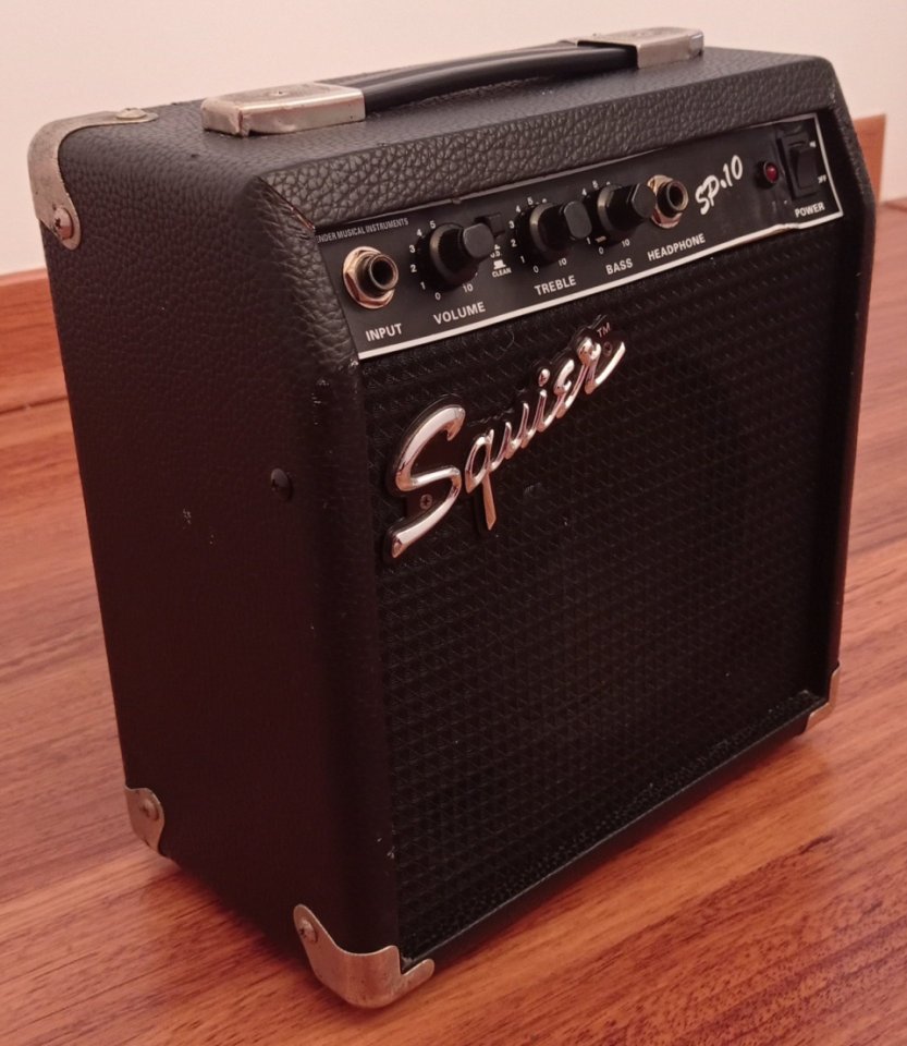 Amplificador guitarra eléctrica Squier 10 w de segunda mano · Foto 3 de 4 · Cuenca · 30 €