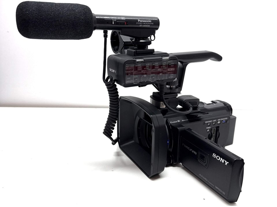 Sony HXR-NX30E Full HD + Asa XLR + Micro Panasonic + Extras de segunda mano · Foto 4 de 9 · Madrid · 1000 €