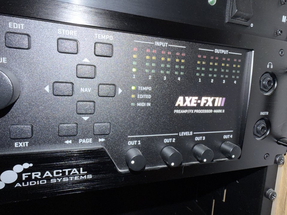 Fractal Axe FX III y mueble rack Thonn de segunda mano · Foto 3 de 6 · Murcia · 1900 €