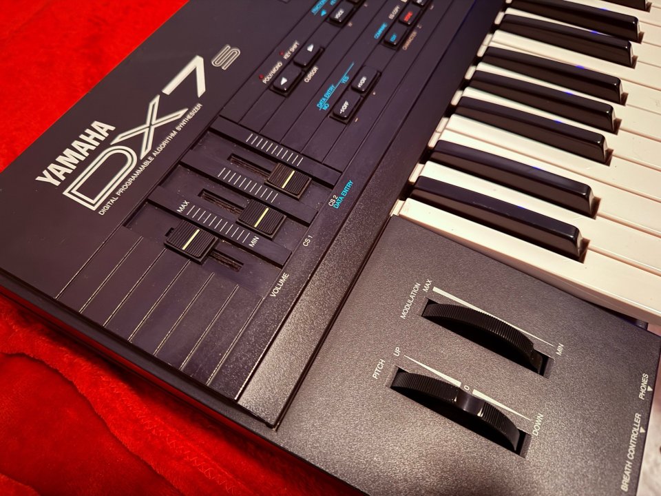 Sinretizador Yamaha DX7s
