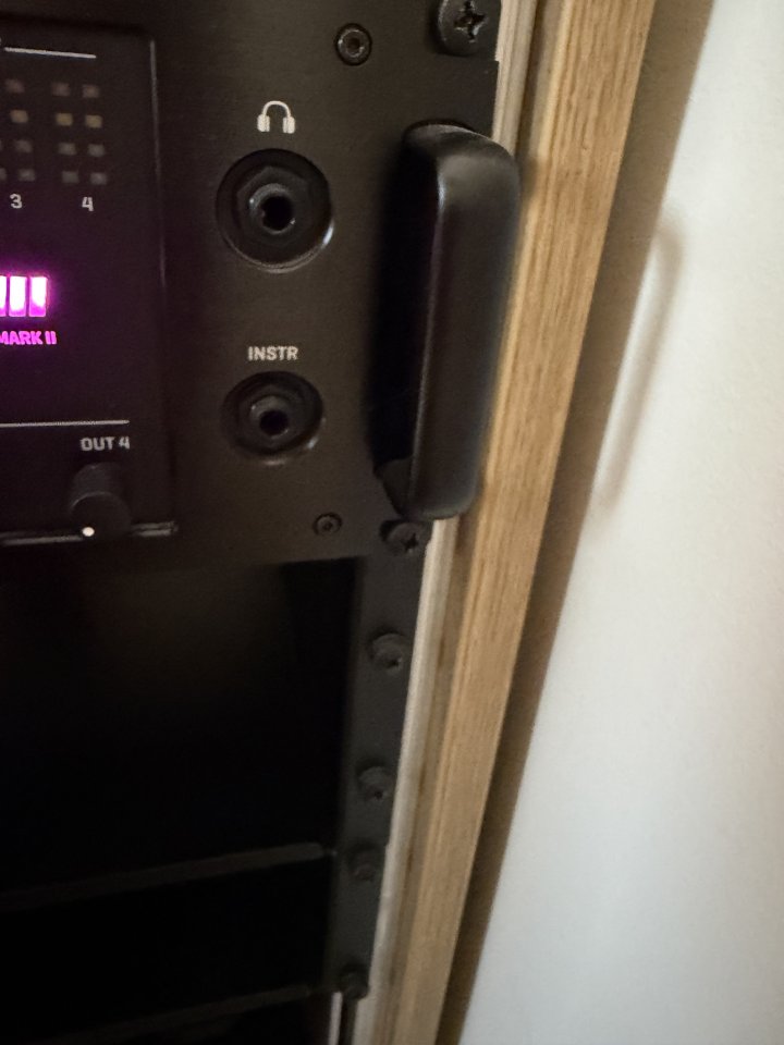 Fractal Axe FX III y mueble rack Thonn de segunda mano · Foto 4 de 6 · Murcia · 1900 €