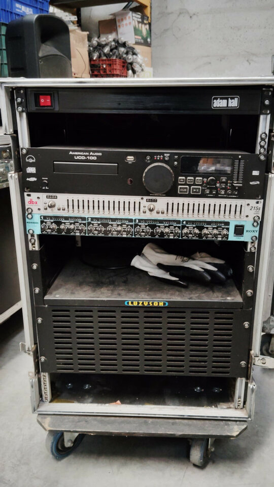 Rack con Ecualizador Dbx y Procesador Roxy