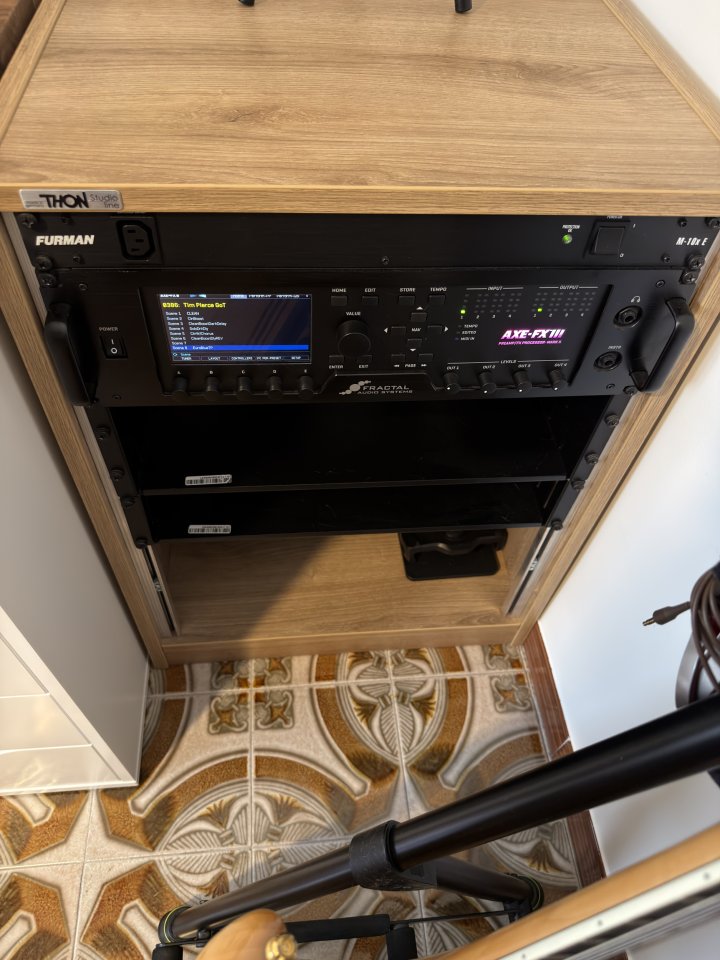 Fractal Axe FX III y mueble rack Thonn de segunda mano · Foto 6 de 6 · Murcia · 1900 €