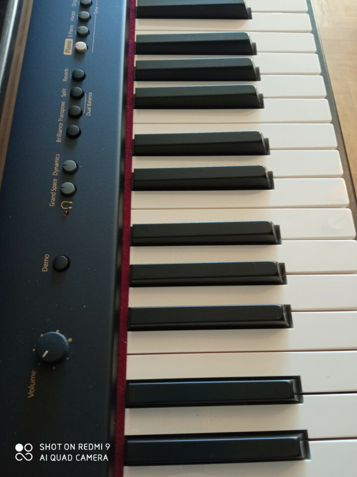 Piano digital Roland HP 103 E teclas compensadas, conservatorio