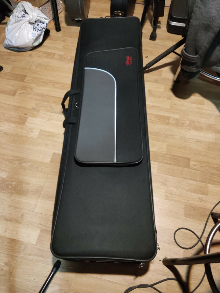 Maleta semirigida para piano, con ruedas