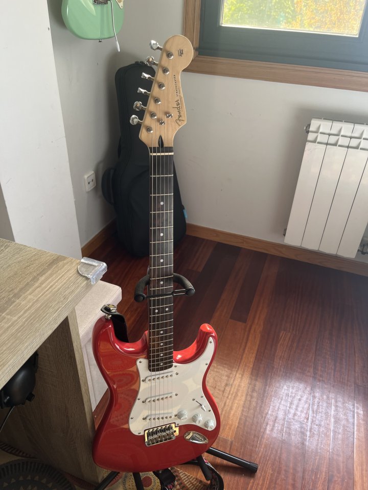 Squier 2015 modifica para parecer un Fender