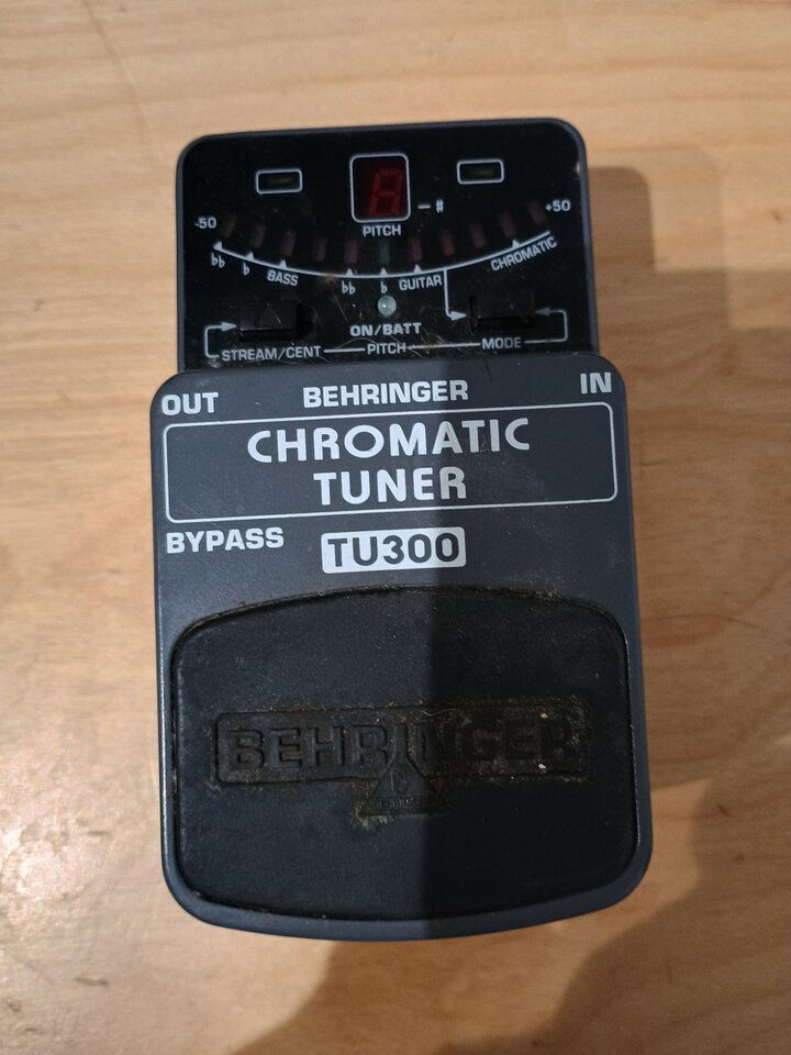 Behringer TU 300 afinador