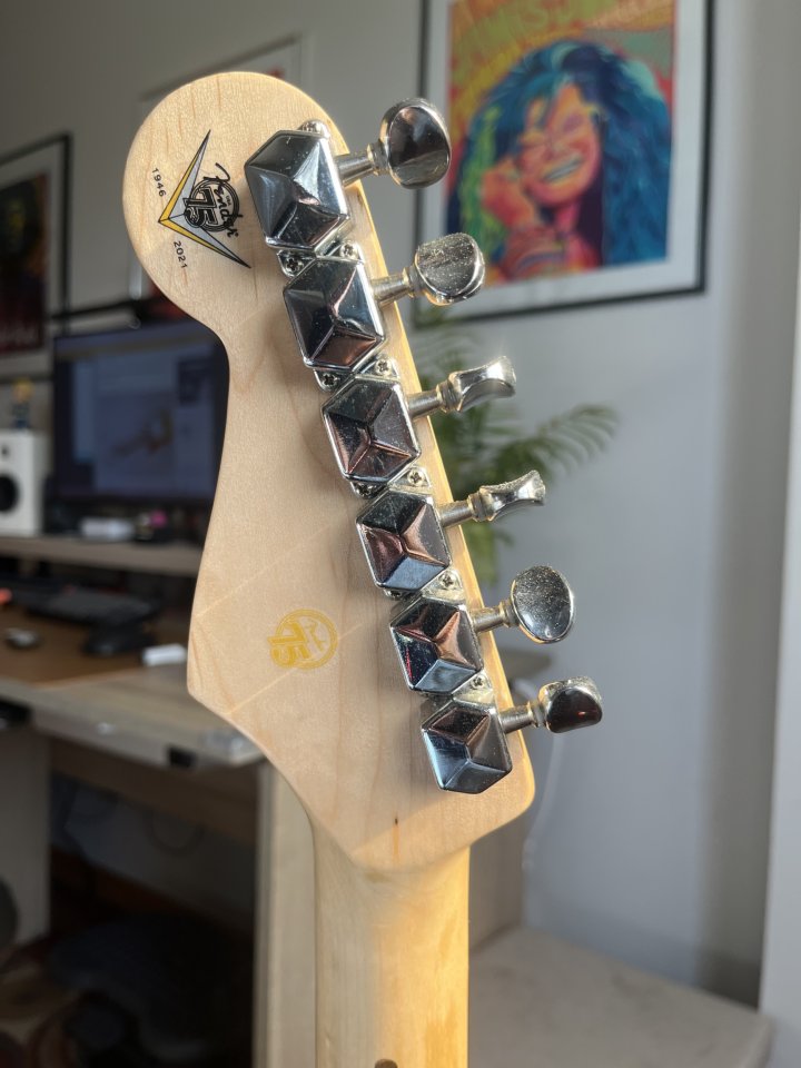 Squier 2015 modifica para parecer un Fender