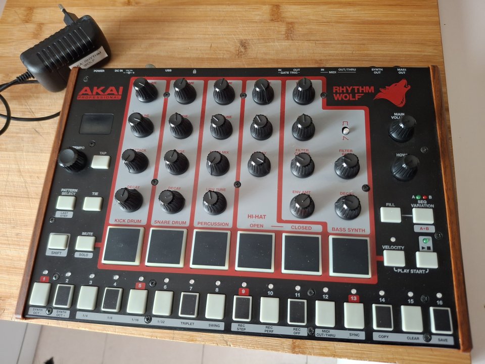 caja de ritmos akai wolf