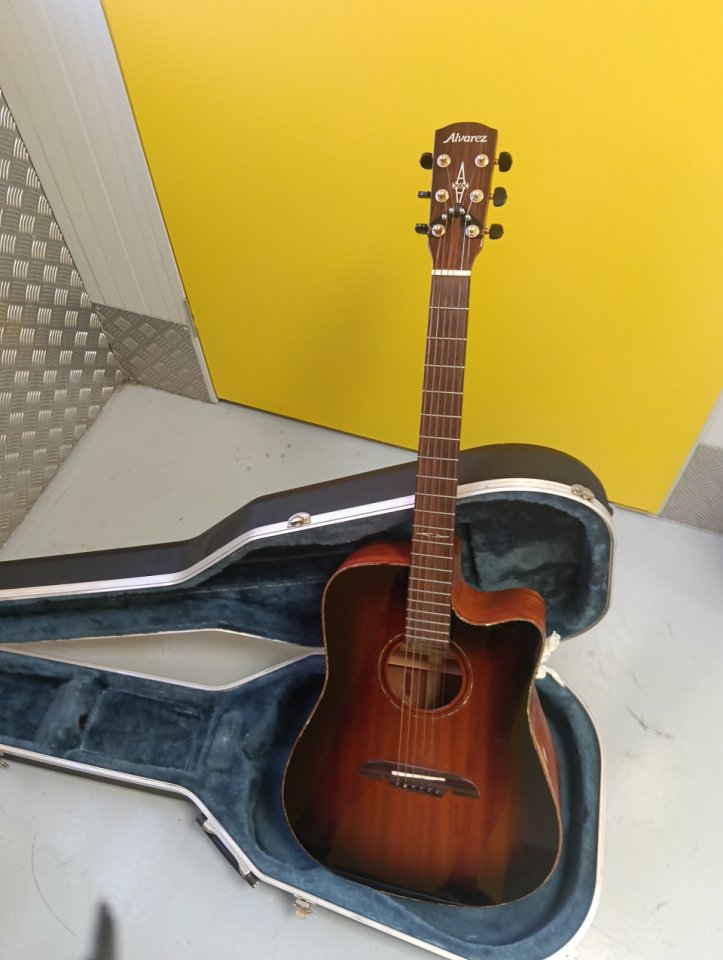 Guitarra electroacústica de segunda mano · Foto 1 de 6 · Bizkaia · 475 €