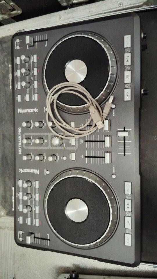 Controlador para DJ Numark Mixtrack Pro