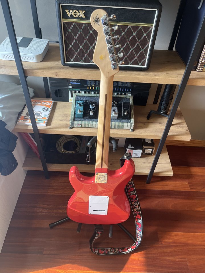 Squier 2015 modifica para parecer un Fender