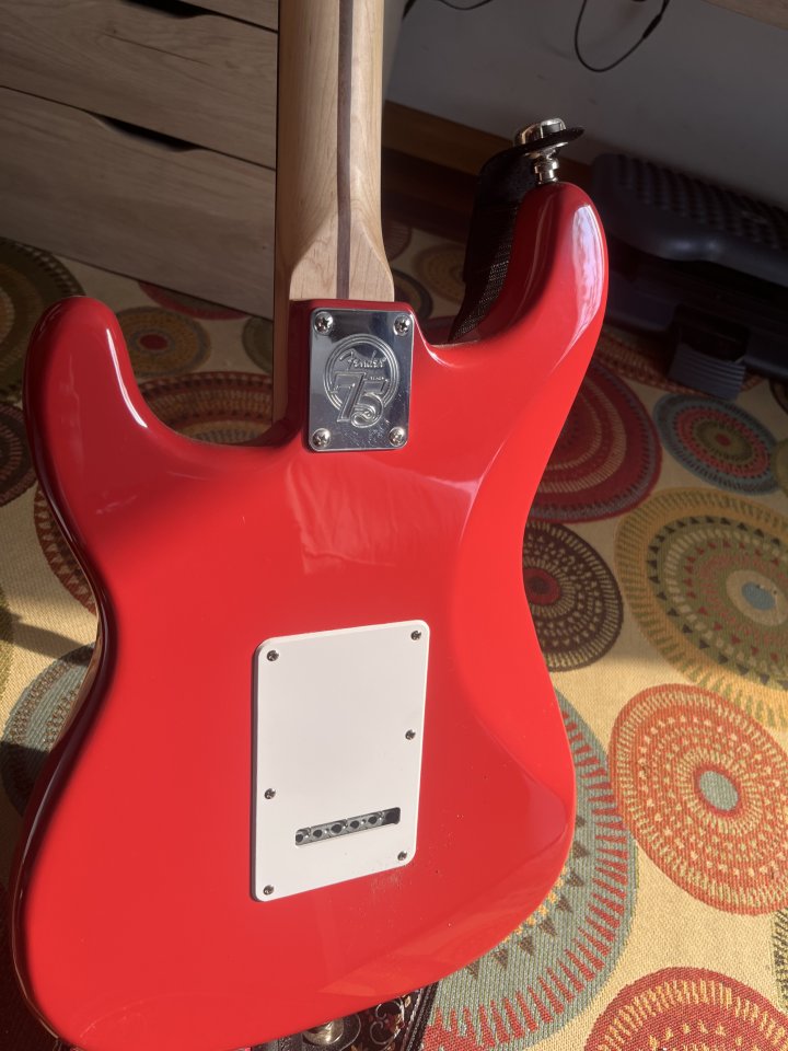 Squier 2015 modifica para parecer un Fender