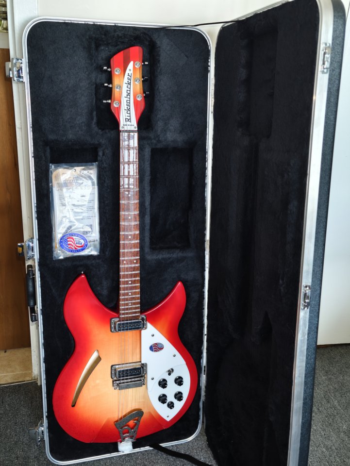 Rickenbacker 330 Fireglo 2026. Guitarra nueva aun sin estrenar. de segunda mano · Foto 1 de 5 · Madrid · 2250 €