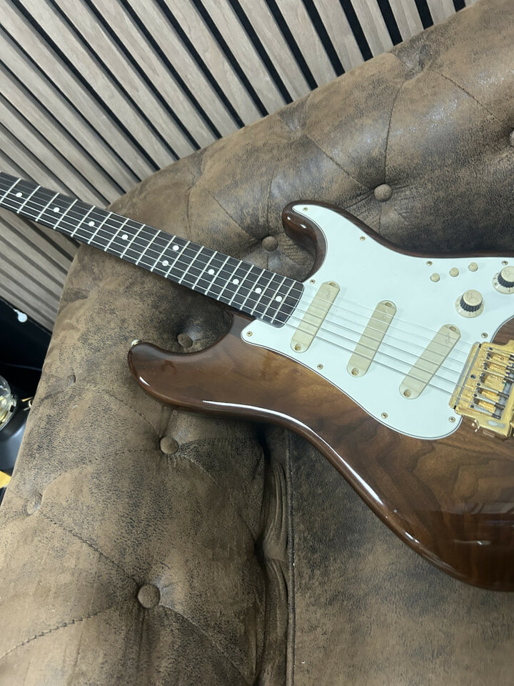 Fender élite wallnut año 1983Rebaja hasta día 15