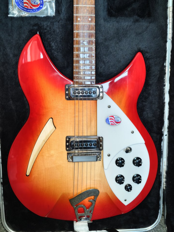 Rickenbacker 330 Fireglo 2026. Guitarra nueva aun sin estrenar. de segunda mano · Foto 2 de 5 · Madrid · 2250 €