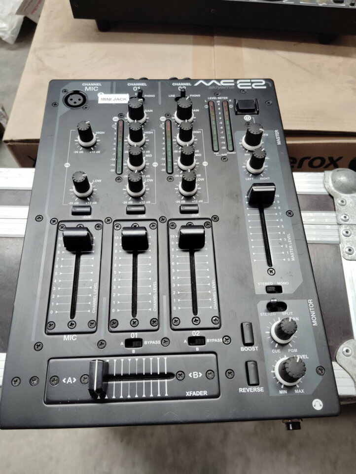 Mesa de sonido Akiyama MC E2