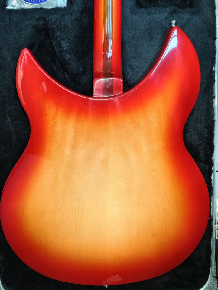 Rickenbacker 330 Fireglo 2026. Guitarra nueva aun sin estrenar. de segunda mano · Foto 3 de 5 · Madrid · 2250 €