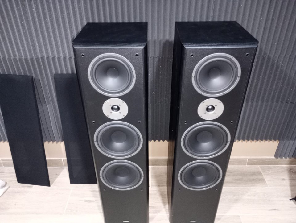 pareja altavoces magnat supreme 2002 de segunda mano · Foto 1 de 6 · Barcelona · 170 €