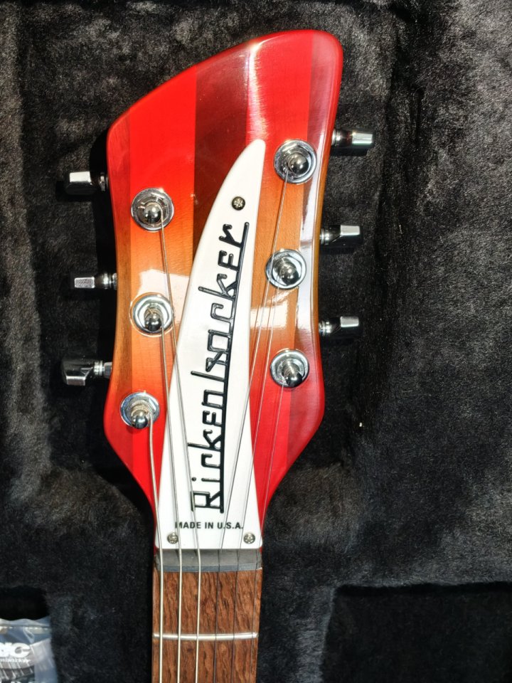Rickenbacker 330 Fireglo 2026. Guitarra nueva aun sin estrenar. de segunda mano · Foto 4 de 5 · Madrid · 2250 €