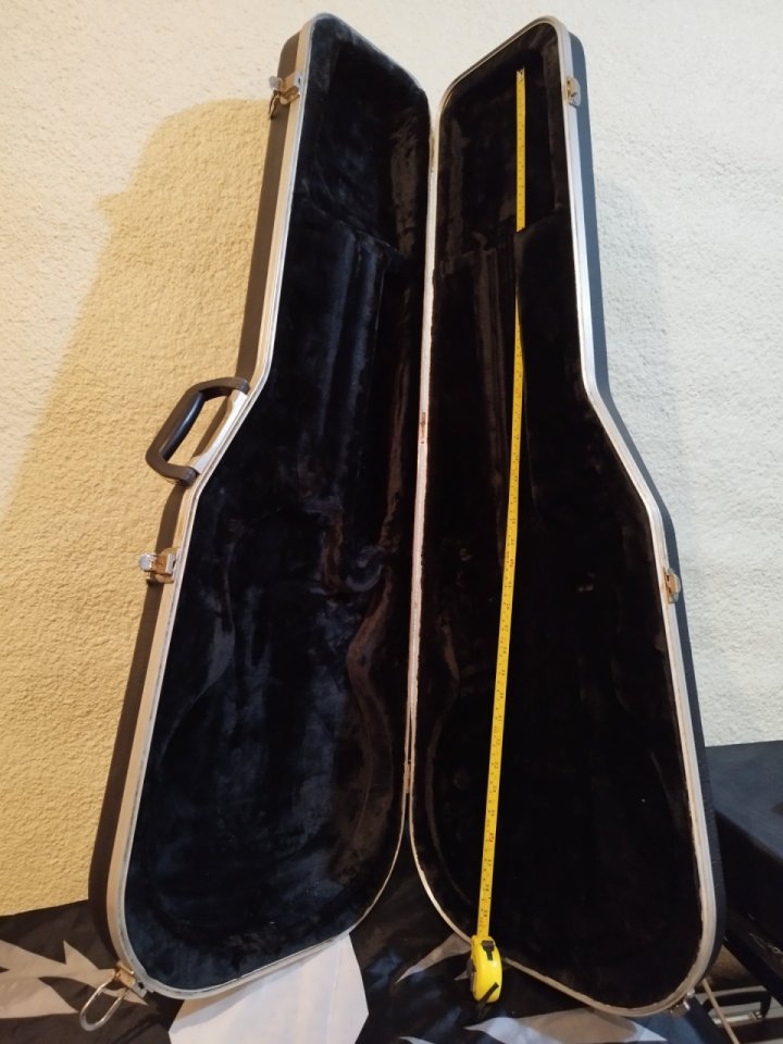 Estuche rígido de guitarra eléctrica de segunda mano · Foto 2 de 9 · Tarragona · 50 €