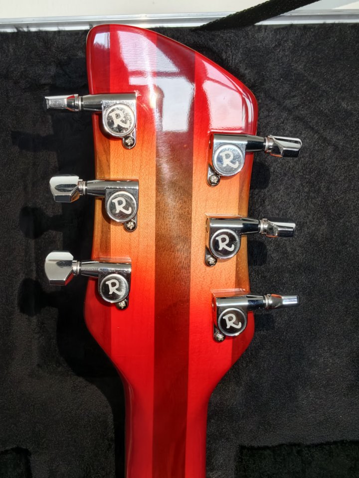 Rickenbacker 330 Fireglo 2026. Guitarra nueva aun sin estrenar. de segunda mano · Foto 5 de 5 · Madrid · 2250 €