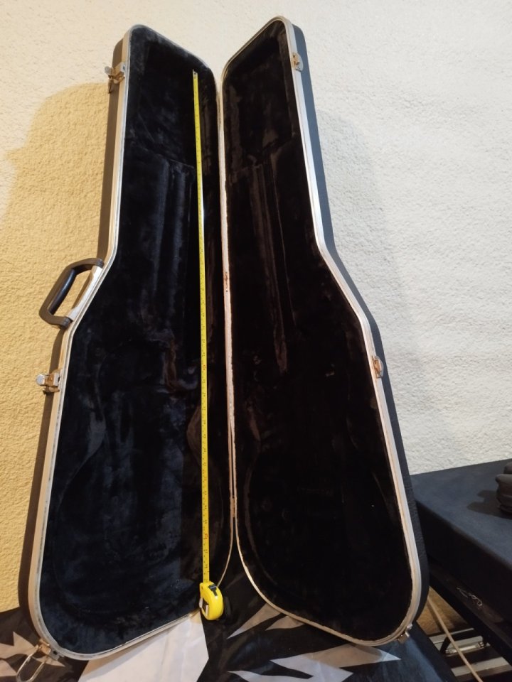 Estuche rígido de guitarra eléctrica de segunda mano · Foto 3 de 9 · Tarragona · 50 €
