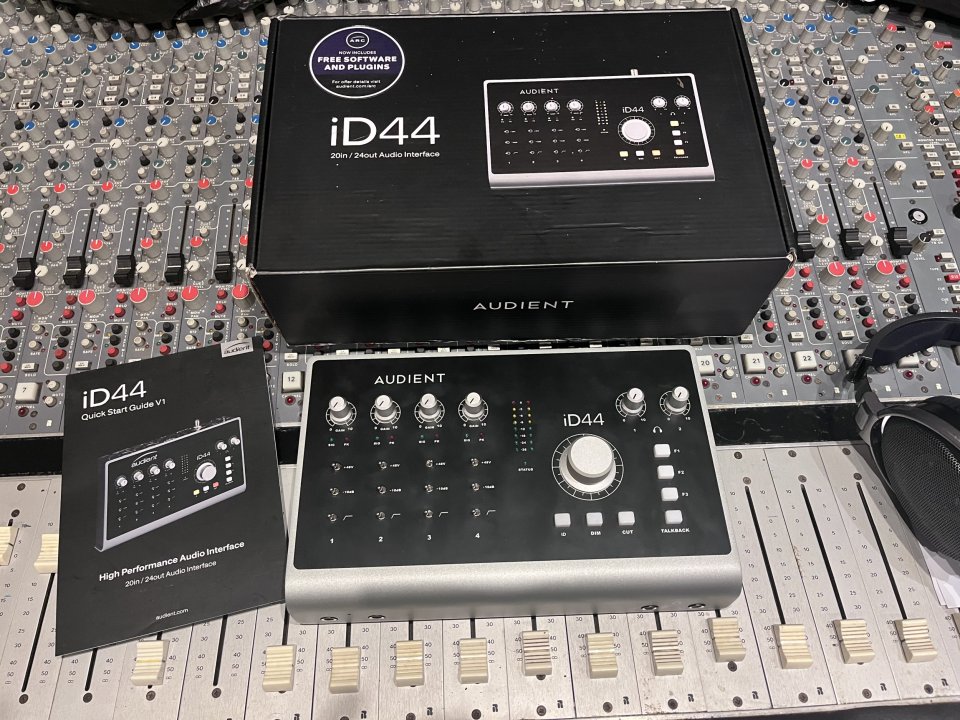 Interface Audient ID 44 de segunda mano · Foto 1 de 4 · Valencia · 320 €