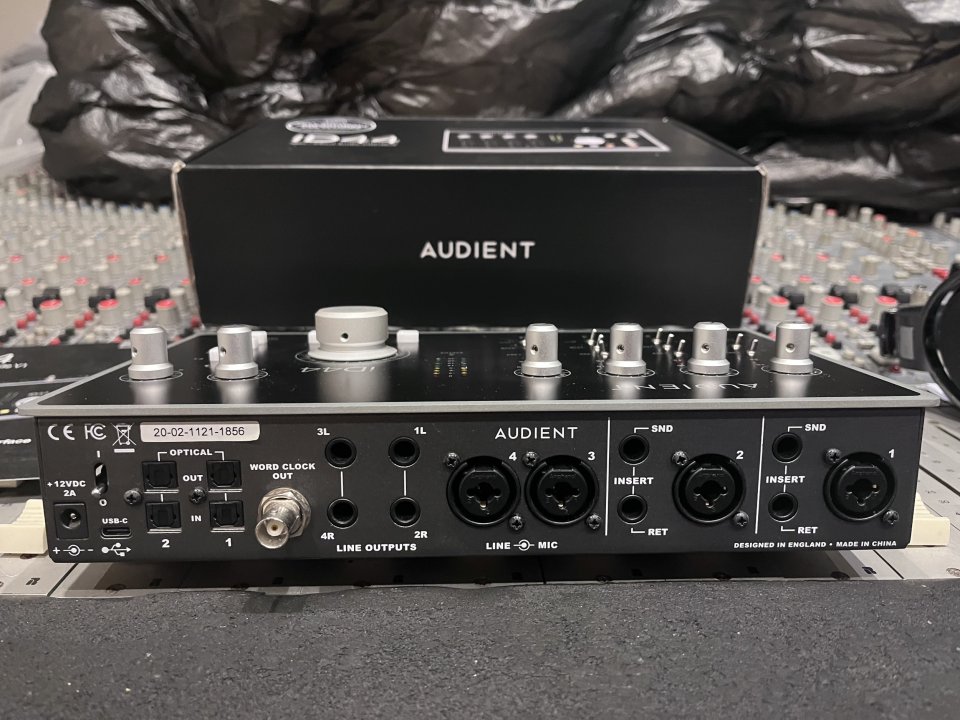 Interface Audient ID 44 de segunda mano · Foto 2 de 4 · Valencia · 320 €