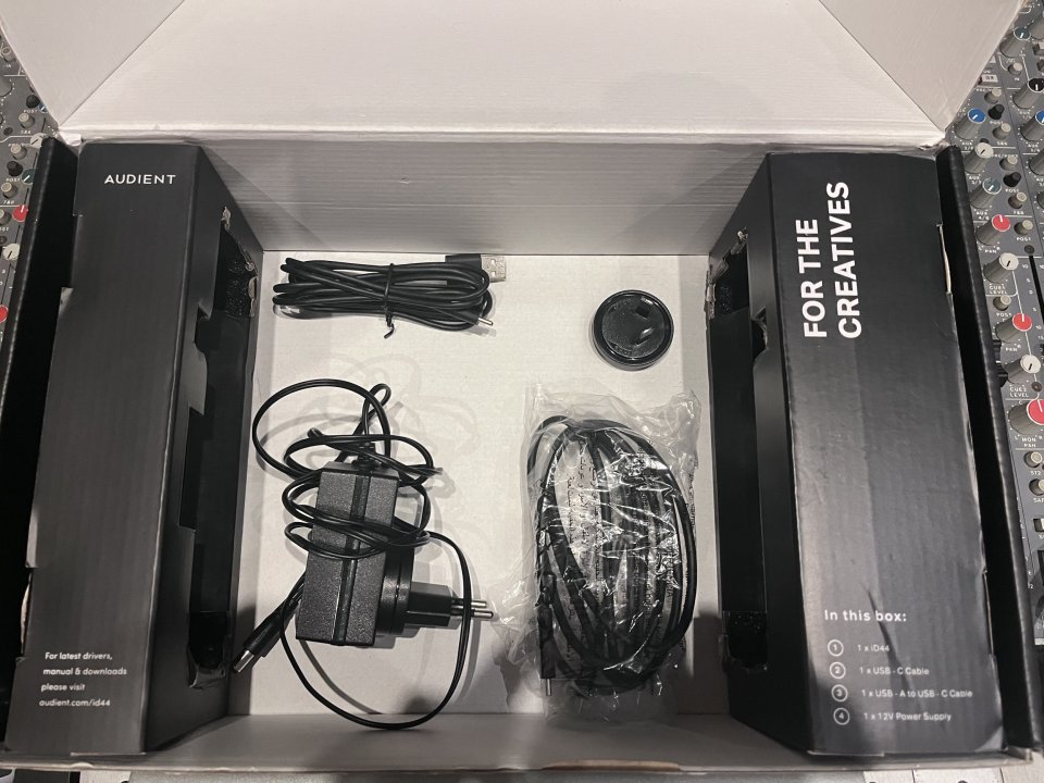 Interface Audient ID 44 de segunda mano · Foto 3 de 4 · Valencia · 320 €