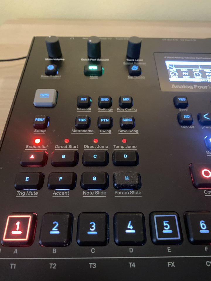 Analog Four Mk2 - Negra