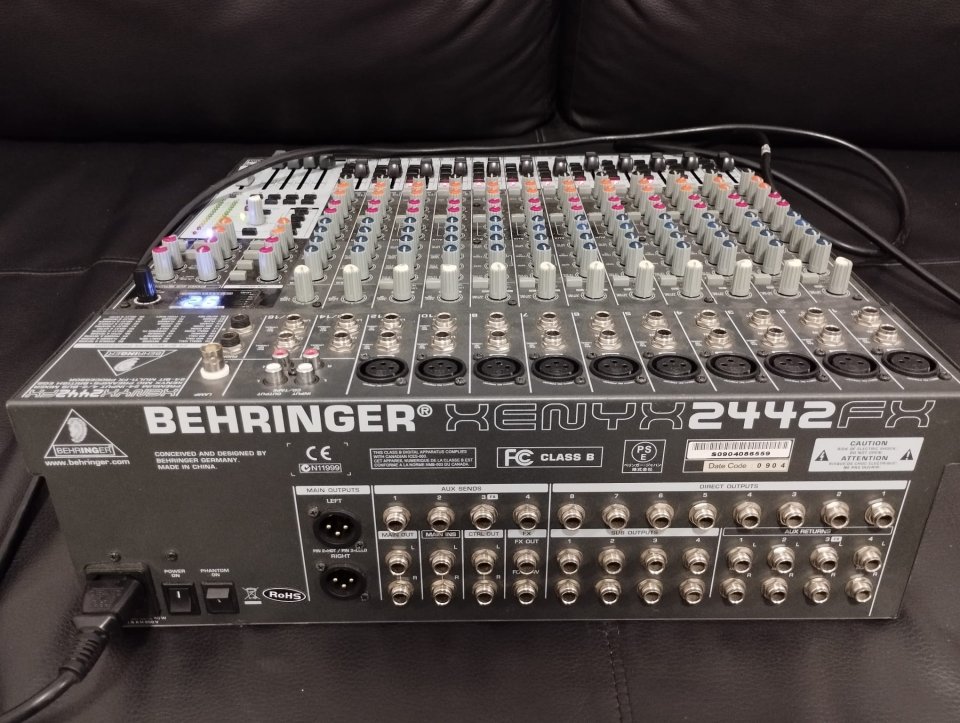 Mesa Behringer 2442 fx de segunda mano · Foto 2 de 2 · Málaga · 90 €