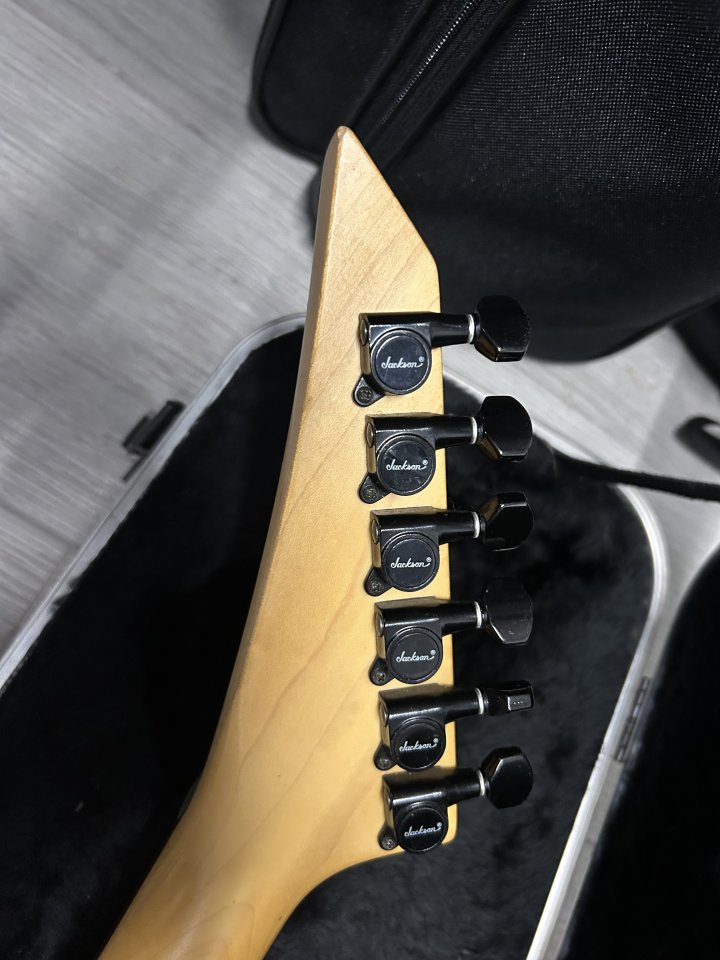 Guitarra Charvel Model 4 by Jackson