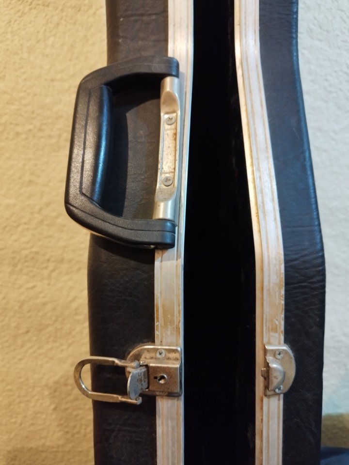 Estuche rígido de guitarra eléctrica de segunda mano · Foto 8 de 9 · Tarragona · 50 €
