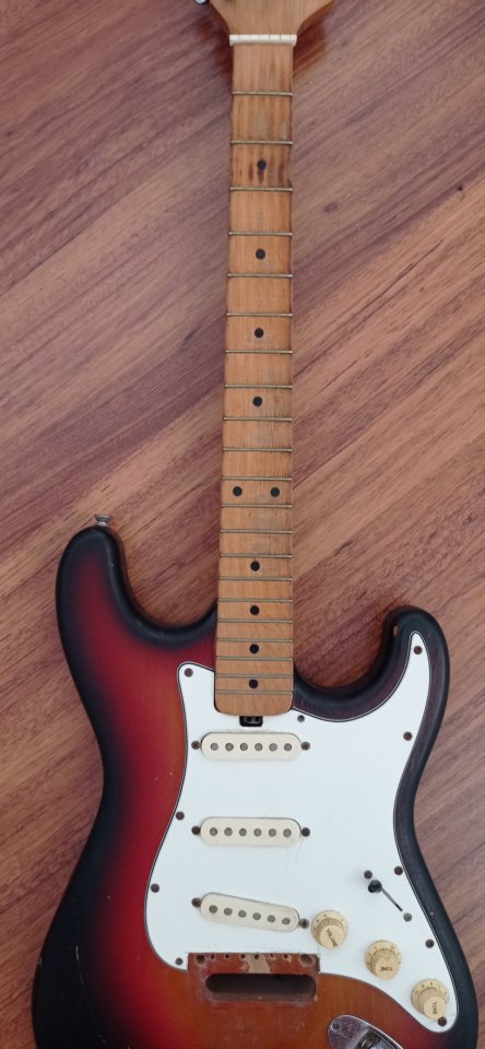 Antigua guitarra eléctrica Stratocaster relic para restauración de segunda mano · Foto 1 de 4 · Cuenca · 80 €