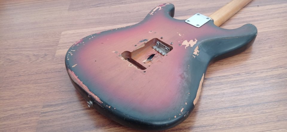 Antigua guitarra eléctrica Stratocaster relic para restauración de segunda mano · Foto 2 de 4 · Cuenca · 80 €