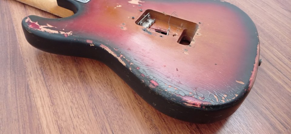 Antigua guitarra eléctrica Stratocaster relic para restauración de segunda mano · Foto 3 de 4 · Cuenca · 80 €