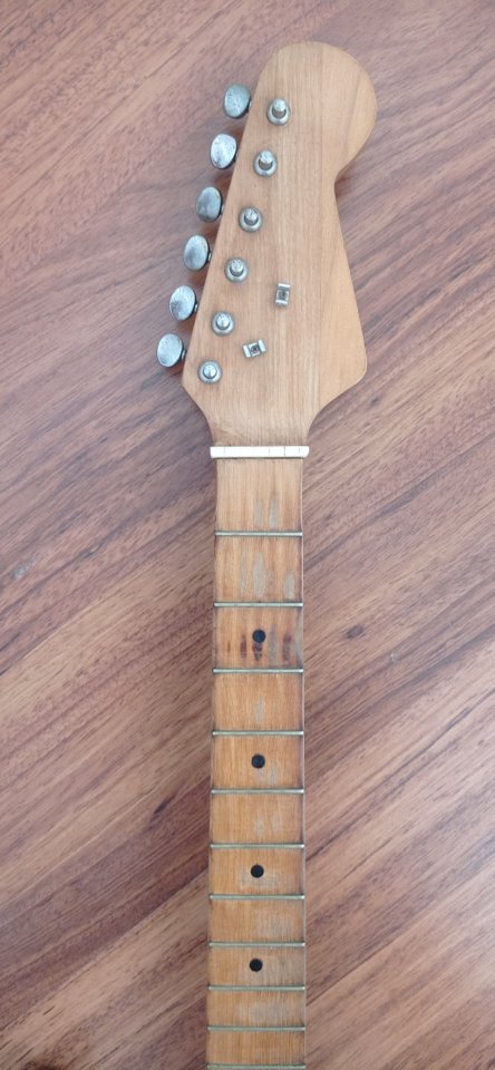 Antigua guitarra eléctrica Stratocaster relic para restauración de segunda mano · Foto 4 de 4 · Cuenca · 80 €