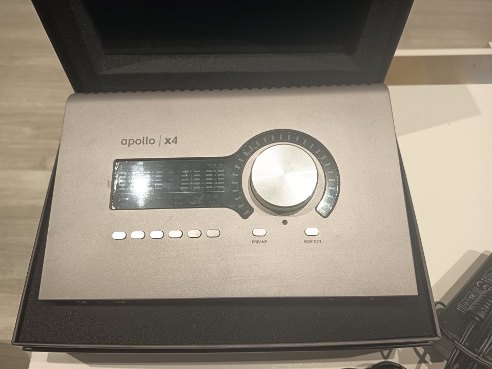 Interfaz audio de segunda mano · Foto 1 de 3 · Valencia · 1400 €