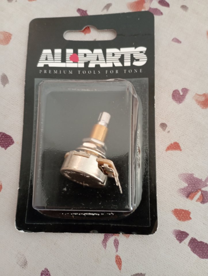Potenciómetro Volumen Guitarra Eléctrica 500K Logarítmico Eje Largo Audio A de segunda mano · Foto 1 de 2 · Madrid · 12 €