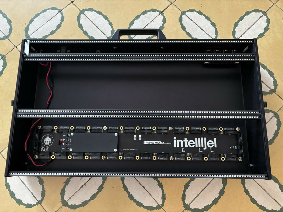 Intellijel 7U case eurorack