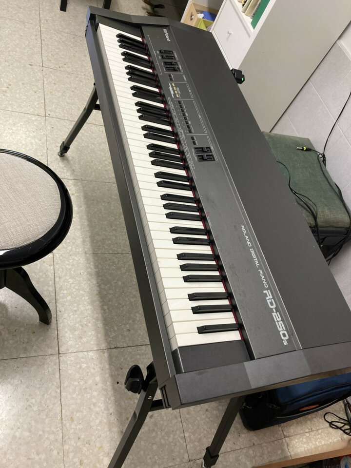 Piano Roland RD250
