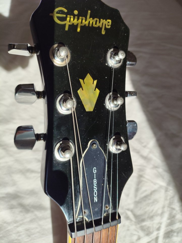 Varias guitarras por una sola de segunda mano · Foto 5 de 10 · Alicante