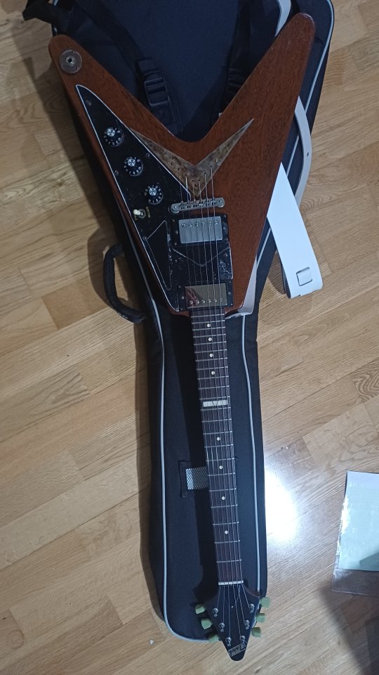 Flying V custom order Toxo luthier, como nueva.