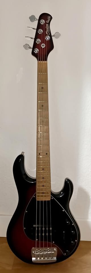 Sterling Ray 35 by Musicman de segunda mano · Foto 1 de 2 · Huelva · 700 €