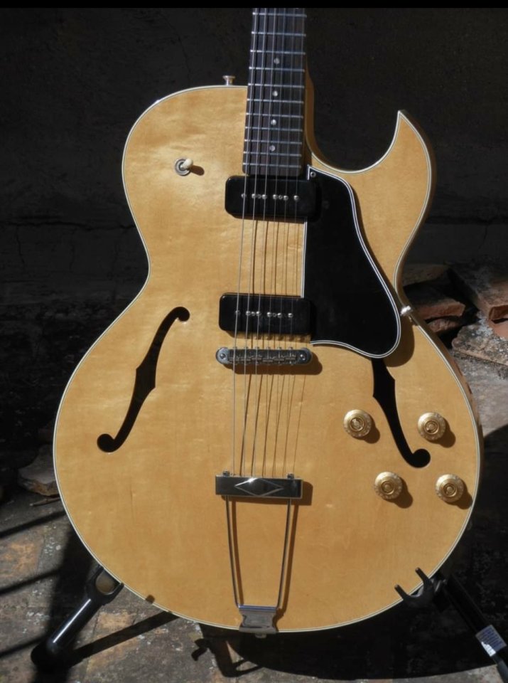Gibson es 135 Natural (descatalogada) de segunda mano · Foto 2 de 9 · Valencia · 2400 €
